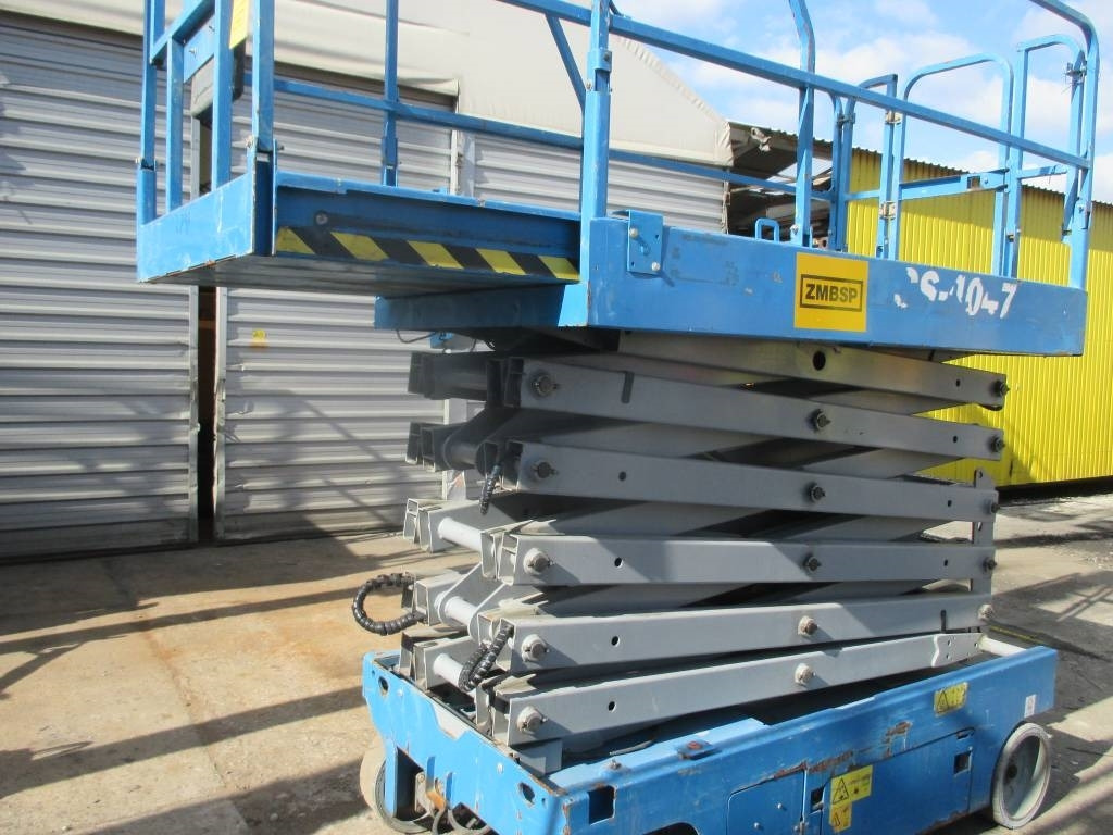Genie GS 4047 - Ollós emelő: 2 kép. Genie GS 4047 - Ollós emelő: 2 kép.