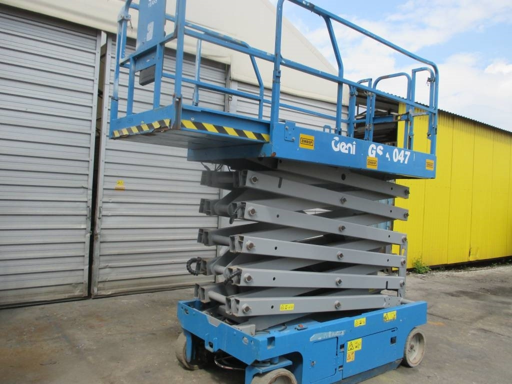Genie GS 4047 - Ollós emelő: 2 kép. Genie GS 4047 - Ollós emelő: 2 kép.
