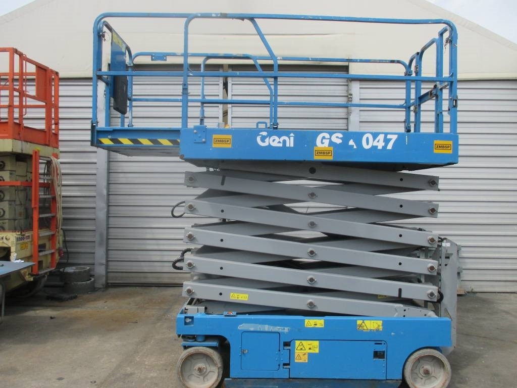 Genie GS 4047 - Ollós emelő: 1 kép. Genie GS 4047 - Ollós emelő: 1 kép.