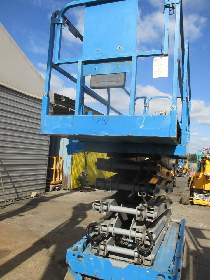 Genie GS 4047 - Ollós emelő: 3 kép. Genie GS 4047 - Ollós emelő: 3 kép.