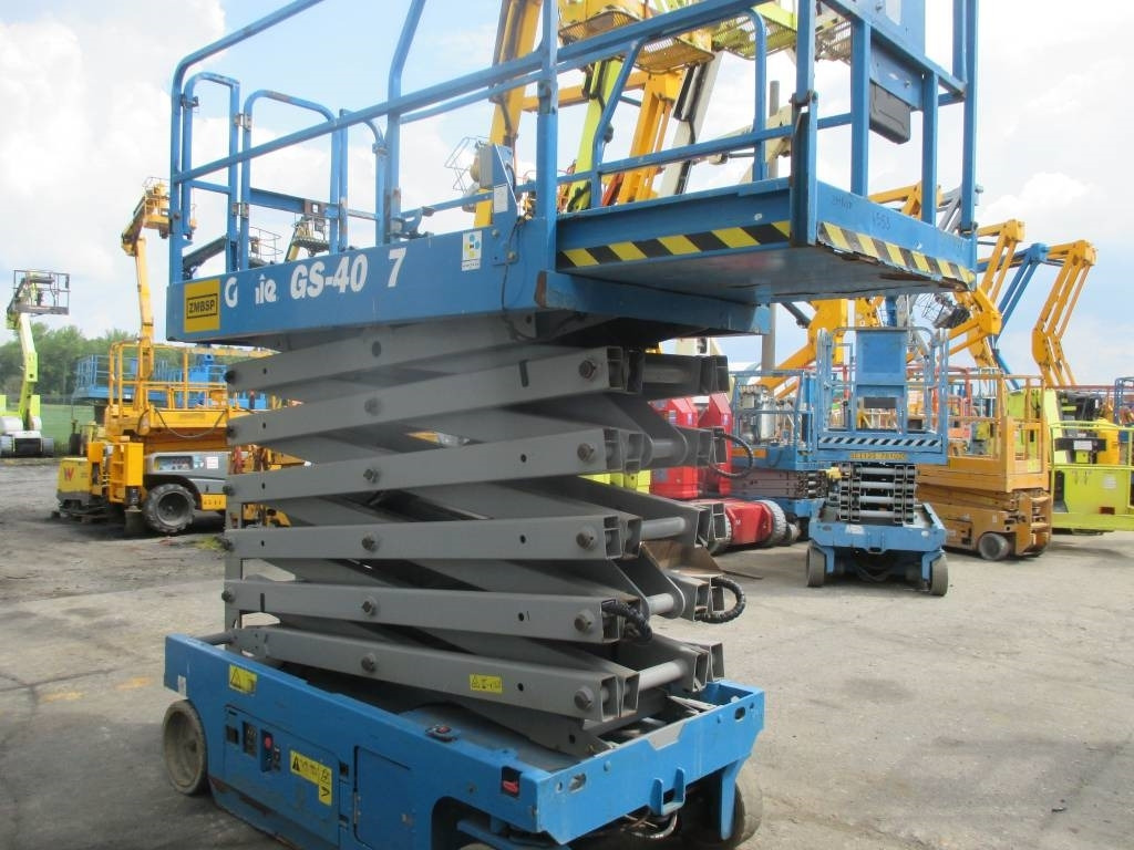 Genie GS 4047 - Ollós emelő: 4 kép. Genie GS 4047 - Ollós emelő: 4 kép.