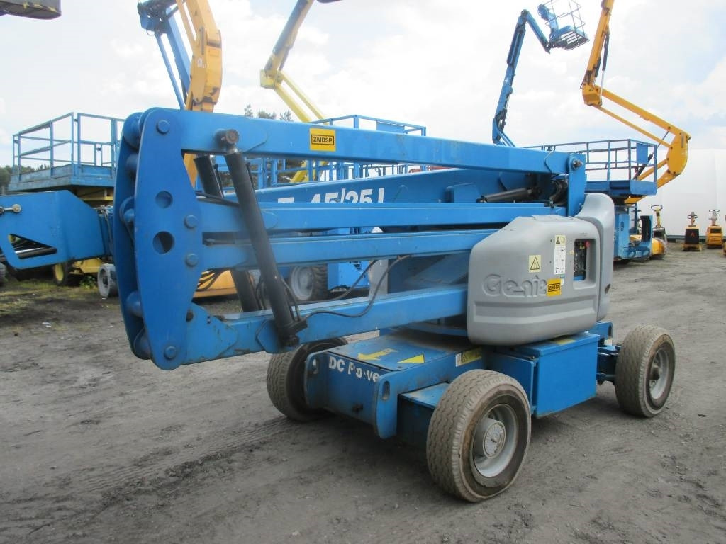 Genie Z 45/25 J DC - Személyemelő: 3 kép. Genie Z 45/25 J DC - Személyemelő: 3 kép.