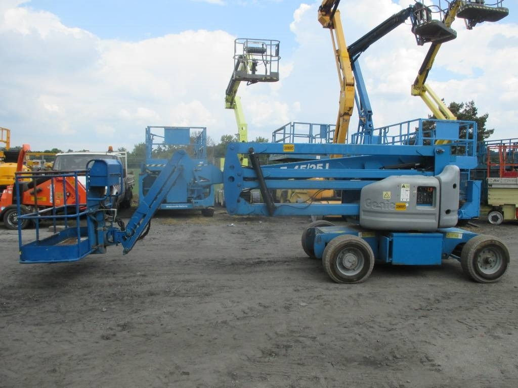 Genie Z 45/25 J DC - Személyemelő: 2 kép. Genie Z 45/25 J DC - Személyemelő: 2 kép.