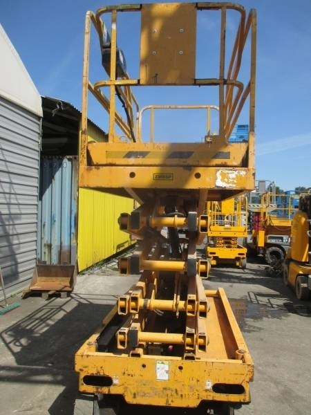 Haulotte Compact 12 - Ollós emelő: 3 kép. Haulotte Compact 12 - Ollós emelő: 3 kép.