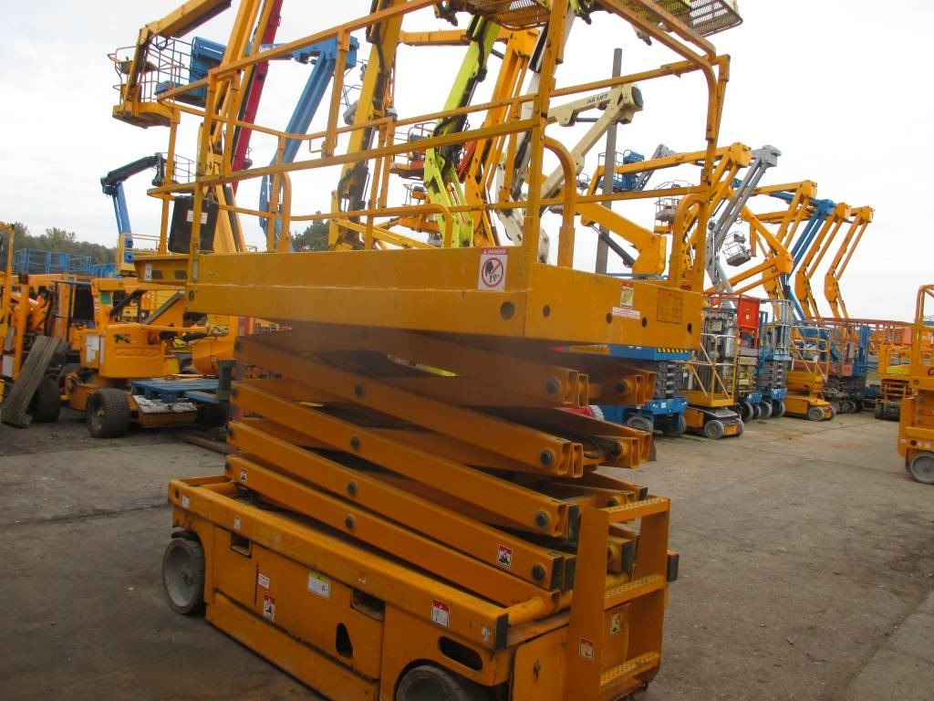 Haulotte Compact 12  - Ollós emelő: 4 kép. Haulotte Compact 12  - Ollós emelő: 4 kép.