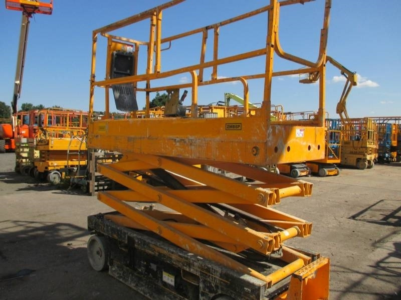 Haulotte Compact 8 - Ollós emelő: 4 kép. Haulotte Compact 8 - Ollós emelő: 4 kép.
