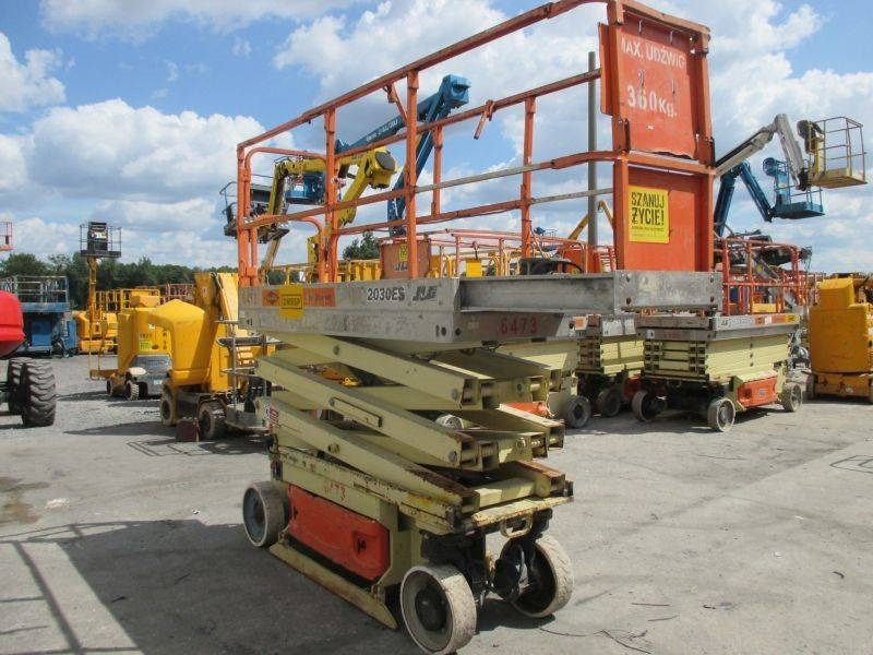 JLG 2030 ES - Ollós emelő: 2 kép. JLG 2030 ES - Ollós emelő: 2 kép.