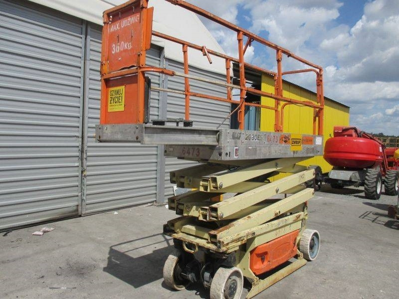 JLG 2030 ES - Ollós emelő: 2 kép. JLG 2030 ES - Ollós emelő: 2 kép.