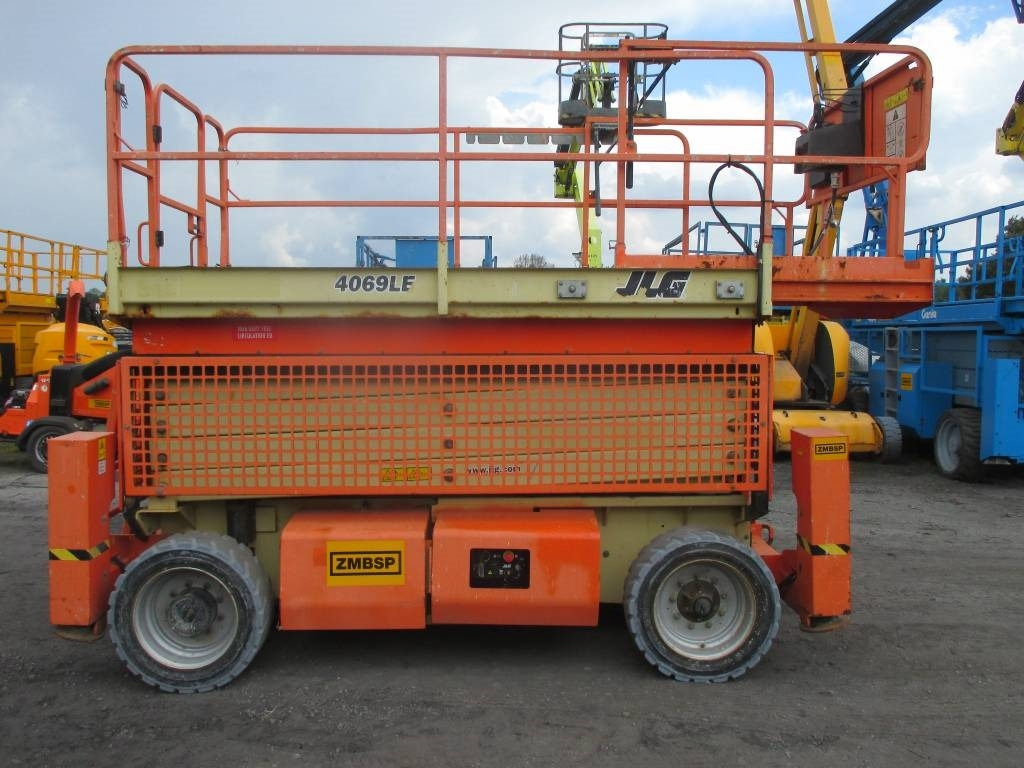 JLG 4069 LE - Ollós emelő: 2 kép. JLG 4069 LE - Ollós emelő: 2 kép.