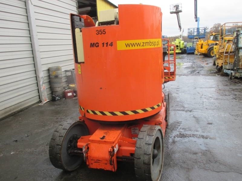 JLG E 300 AJ - Személyemelő: 3 kép. JLG E 300 AJ - Személyemelő: 3 kép.