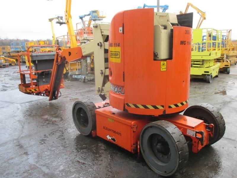 JLG E 300 AJ - Személyemelő: 2 kép. JLG E 300 AJ - Személyemelő: 2 kép.