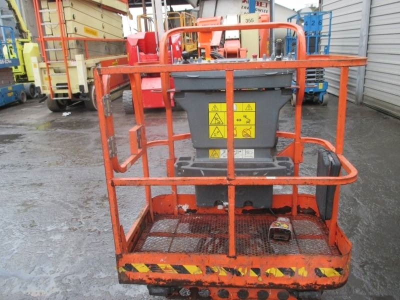 JLG E 300 AJ - Személyemelő: 5 kép. JLG E 300 AJ - Személyemelő: 5 kép.
