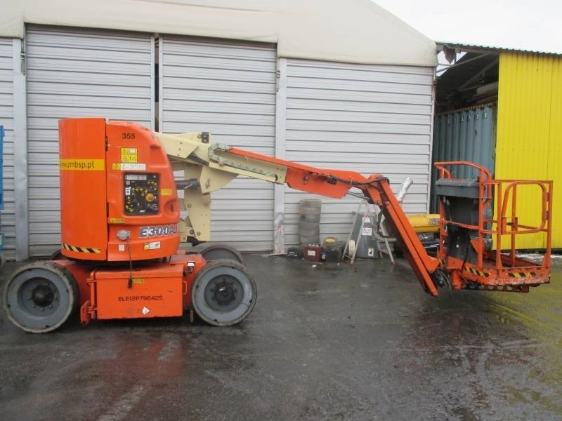 JLG E 300 AJ - Személyemelő: 1 kép. JLG E 300 AJ - Személyemelő: 1 kép.