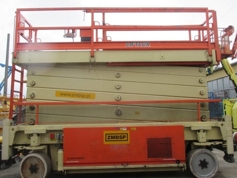 JLG Liftlux 245-12 - Ollós emelő: 4 kép. JLG Liftlux 245-12 - Ollós emelő: 4 kép.