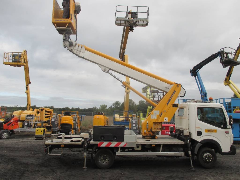 Multitel MT 202 - Emelőkosaras teherautó: 1 kép. Multitel MT 202 - Emelőkosaras teherautó: 1 kép.