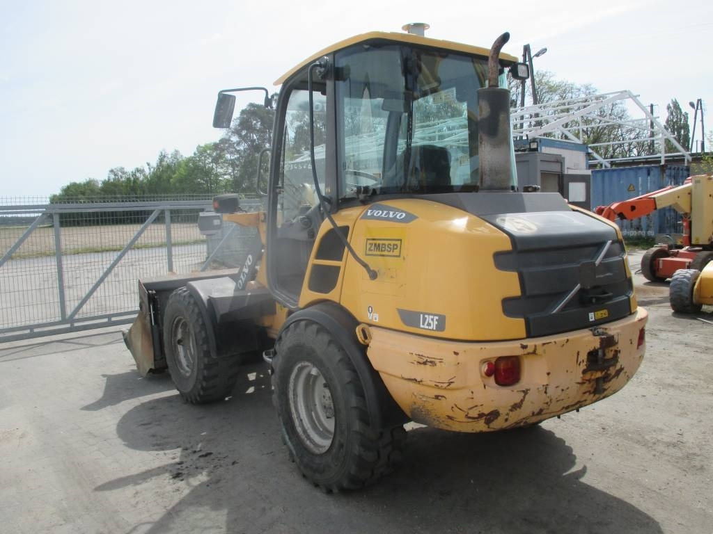 Volvo L 25 F - Gumikerekes homlokrakodó: 4 kép. Volvo L 25 F - Gumikerekes homlokrakodó: 4 kép.