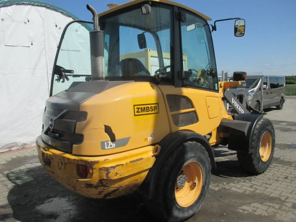 Volvo L 25 F - Gumikerekes homlokrakodó: 2 kép. Volvo L 25 F - Gumikerekes homlokrakodó: 2 kép.