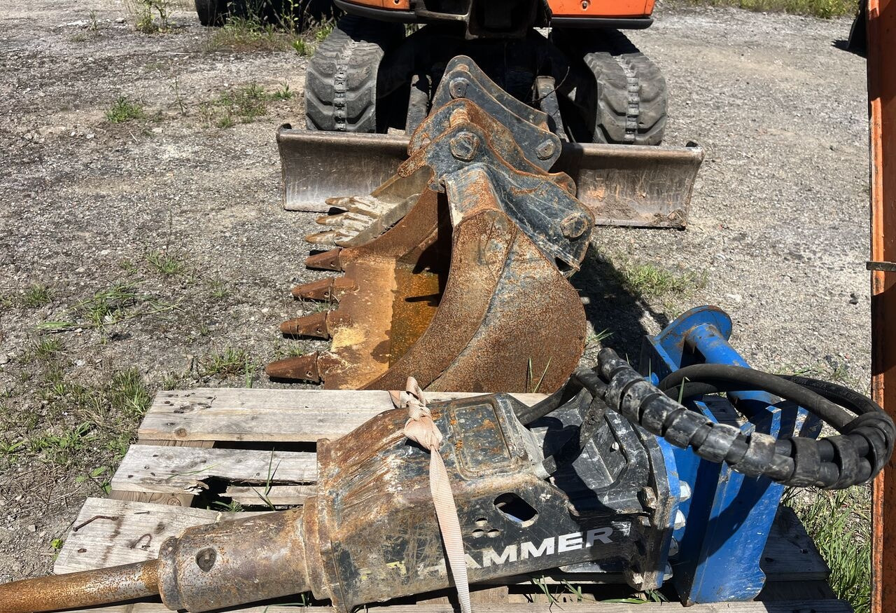 Hitachi ZX29 - Minikotró: 4 kép. Hitachi ZX29 - Minikotró: 4 kép.