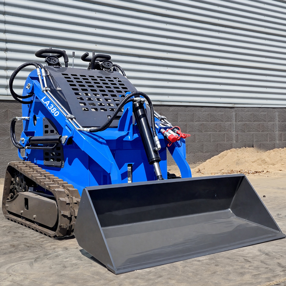 LEZUM LA380 Mini Skid Steer Loader Compact Track Diesel Cheap Mini Skid Steer Loader For Sale With Mini Skid Steer Attachments 4 In 1 Bucket - Mini homlokrakodó: 3 kép. LEZUM LA380 Mini Skid Steer Loader Compact Track Diesel Cheap Mini Skid Steer Loader For Sale With Mini Skid Steer Attachments 4 In 1 Bucket - Mini homlokrakodó: 3 kép.