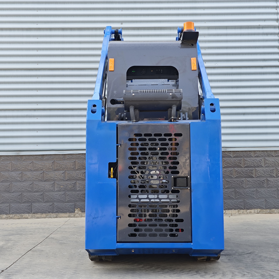 LEZUM LA670 Skid Steer Euro 5/Epa Engine Kubota Mini Small Skid Steer Loader For Sale - Mini homlokrakodó: 3 kép. LEZUM LA670 Skid Steer Euro 5/Epa Engine Kubota Mini Small Skid Steer Loader For Sale - Mini homlokrakodó: 3 kép.