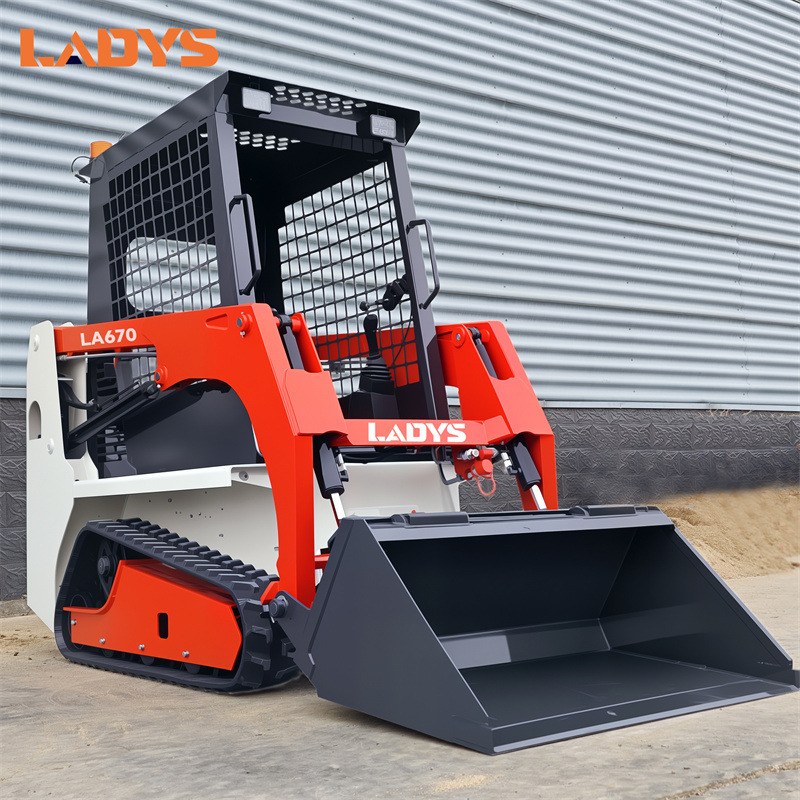 LADYS LA670 Mini Small Skid Steer Loader Compact Track Diesel Mini Skid Steer Loader For Sale With Small Mini Skid Steer Attachments 4 In 1 Bucket - Mini homlokrakodó: 2 kép. LADYS LA670 Mini Small Skid Steer Loader Compact Track Diesel Mini Skid Steer Loader For Sale With Small Mini Skid Steer Attachments 4 In 1 Bucket - Mini homlokrakodó: 2 kép.