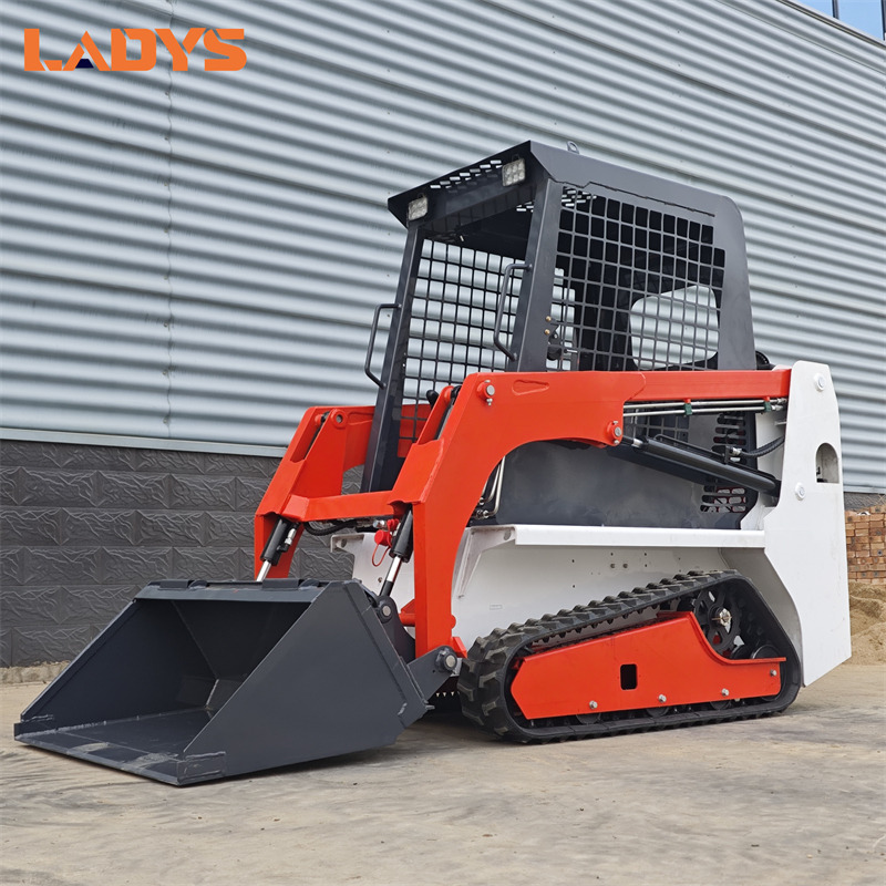 LADYS LA670 Mini Small Skid Steer Loader Compact Track Diesel Mini Skid Steer Loader For Sale With Small Mini Skid Steer Attachments 4 In 1 Bucket - Mini homlokrakodó: 1 kép. LADYS LA670 Mini Small Skid Steer Loader Compact Track Diesel Mini Skid Steer Loader For Sale With Small Mini Skid Steer Attachments 4 In 1 Bucket - Mini homlokrakodó: 1 kép.
