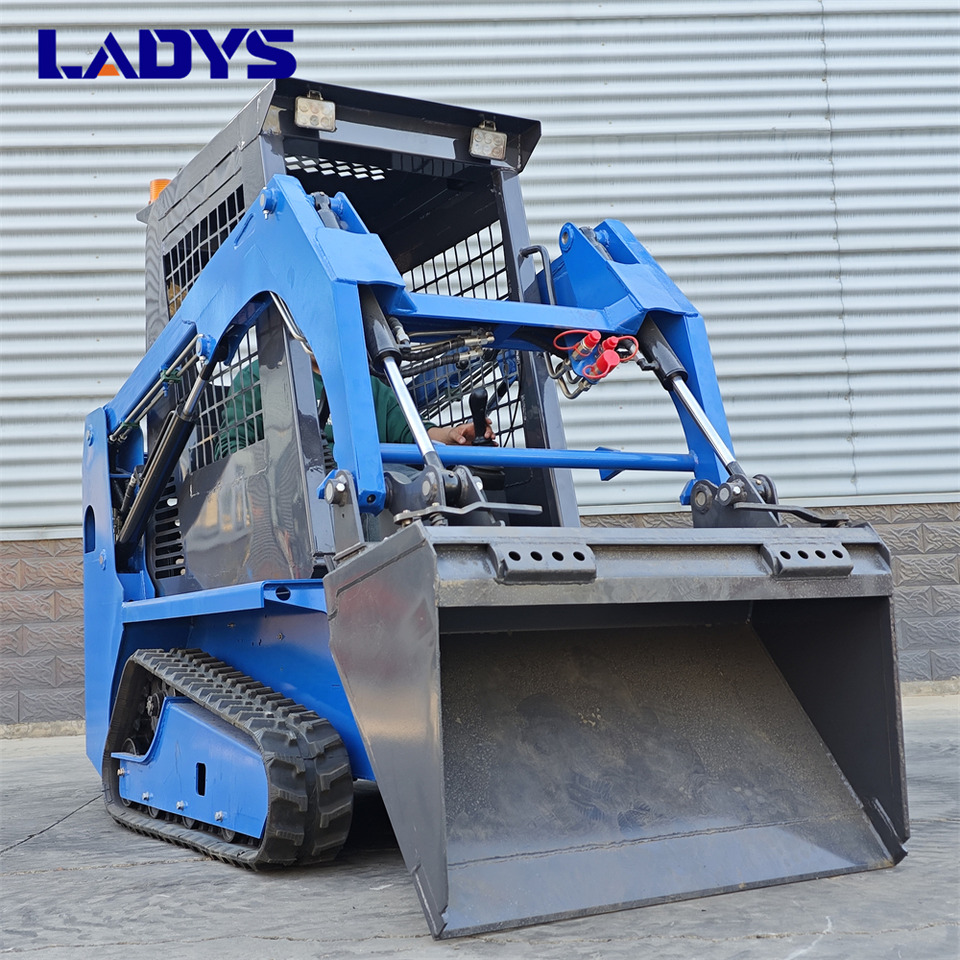 LADYS LADYS LA670 Mini Small Skid Steer Loader Compact Track Diesel Mini Skid Steer Loader For Sale With Small Mini Skid Steer Attachments 4 In 1 Bucket - Mini homlokrakodó: 1 kép. LADYS LADYS LA670 Mini Small Skid Steer Loader Compact Track Diesel Mini Skid Steer Loader For Sale With Small Mini Skid Steer Attachments 4 In 1 Bucket - Mini homlokrakodó: 1 kép.