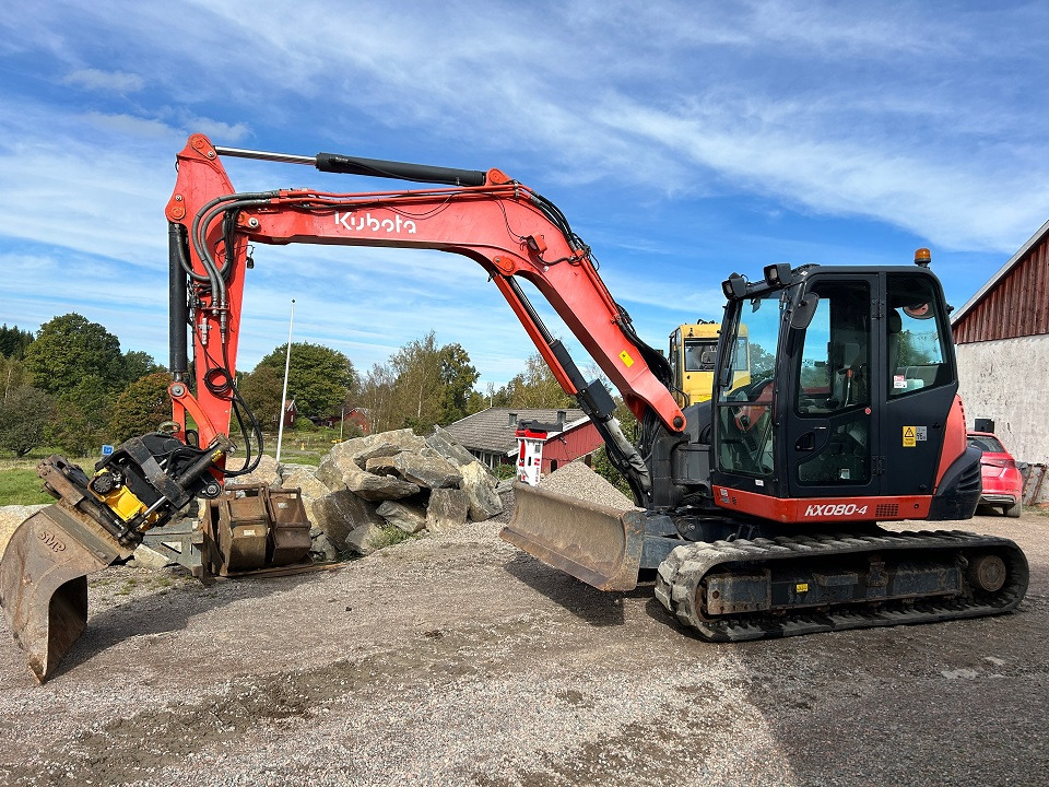 Kubota KX080-4 - Lánctalpas kotró: 2 kép. Kubota KX080-4 - Lánctalpas kotró: 2 kép.