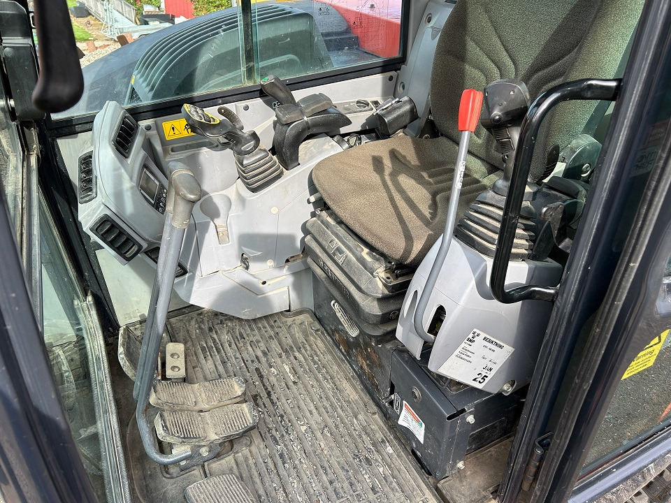 Kubota KX080-4 - Lánctalpas kotró: 4 kép. Kubota KX080-4 - Lánctalpas kotró: 4 kép.