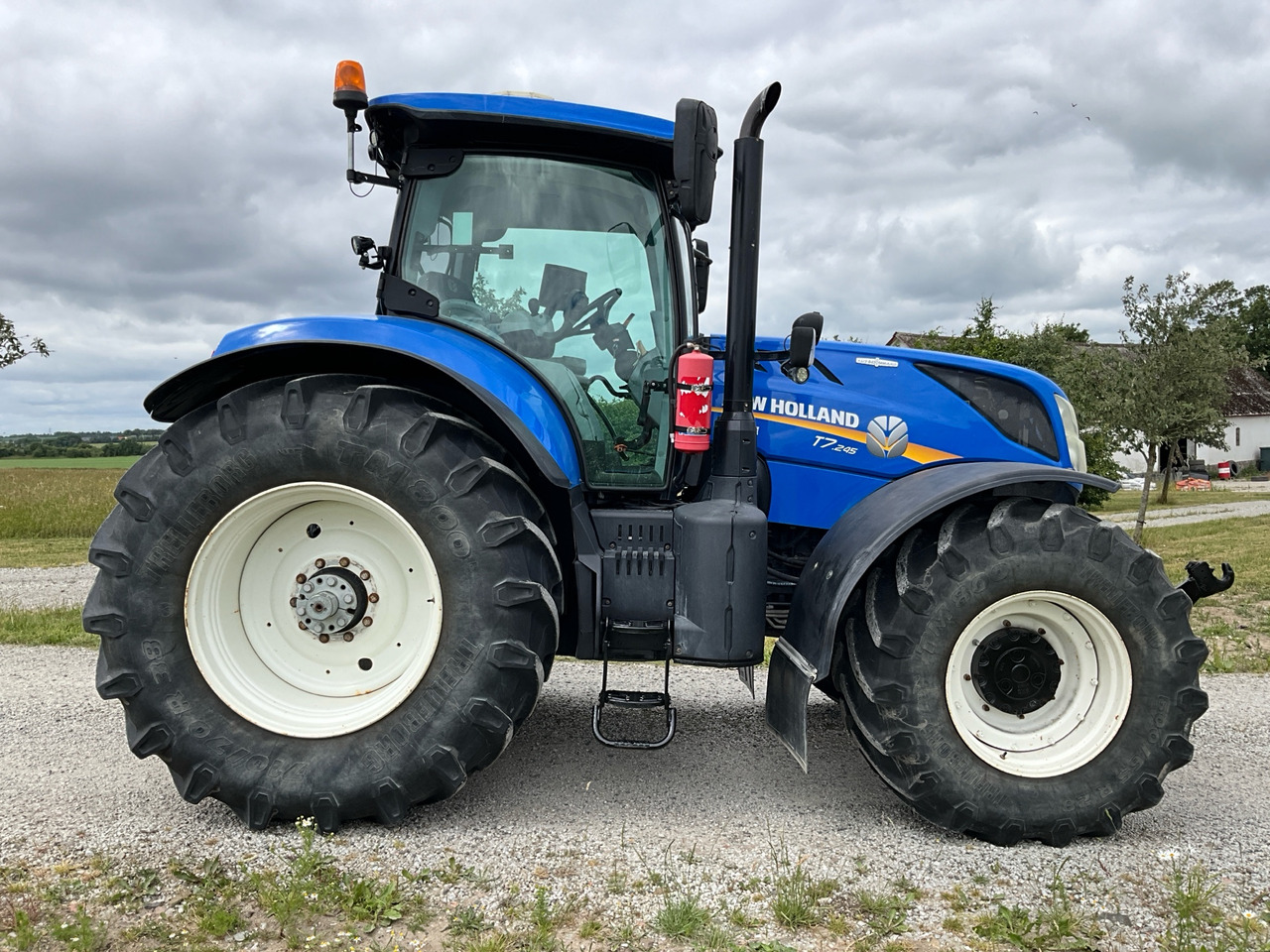 NEW HOLLAND T7 245 - Traktor: 4 kép. NEW HOLLAND T7 245 - Traktor: 4 kép.