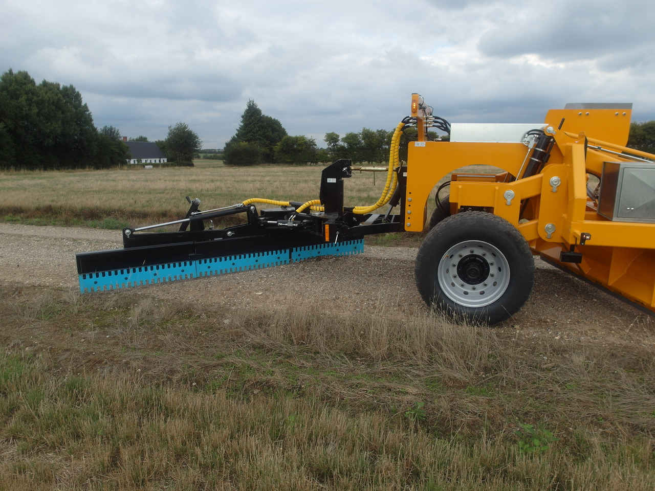 GST 2550 Gravel road tractor Grader - Gréder: 4 kép. GST 2550 Gravel road tractor Grader - Gréder: 4 kép.