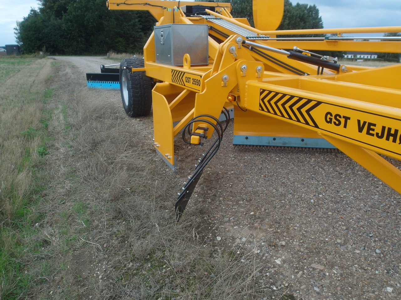 GST 2550 Gravel road tractor Grader - Gréder: 2 kép. GST 2550 Gravel road tractor Grader - Gréder: 2 kép.