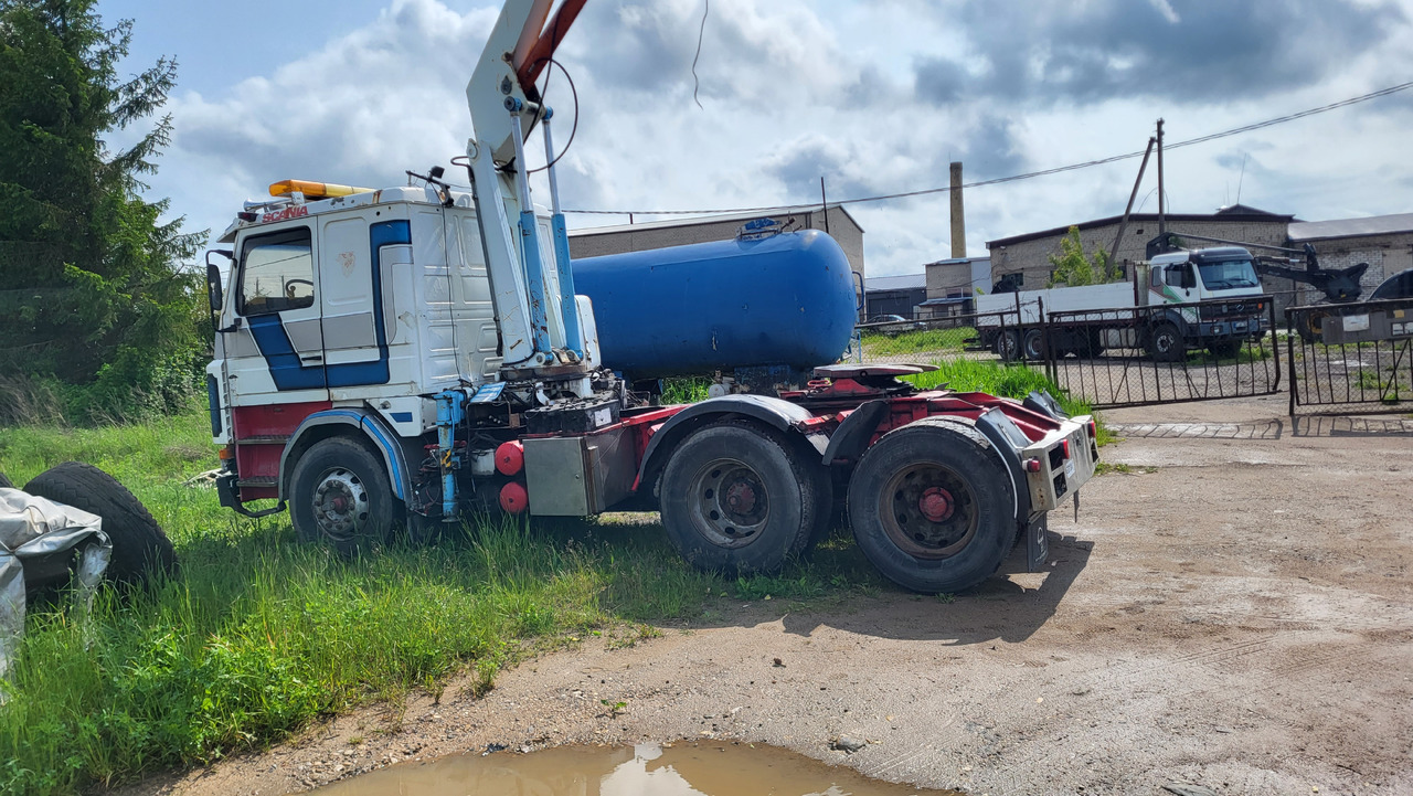 Nyergesvontató SCANIA R 142 H 6X2 SU KRANU: 13 kép.