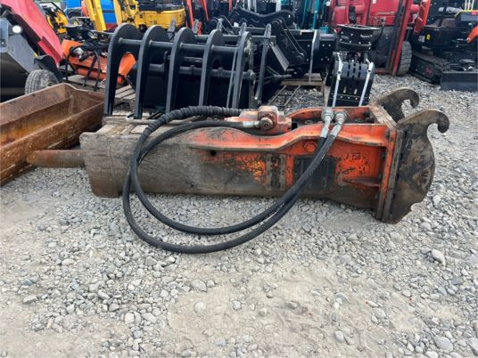 BRH NPK GH9 - Hidraulikus törőfej: 2 kép. BRH NPK GH9 - Hidraulikus törőfej: 2 kép.