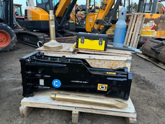 BRH pour pelle de 7T à 14T - Hidraulikus törőfej: 1 kép. BRH pour pelle de 7T à 14T - Hidraulikus törőfej: 1 kép.