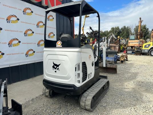 Bobcat E17 à 14500 € HT - Minikotró: 3 kép. Bobcat E17 à 14500 € HT - Minikotró: 3 kép.