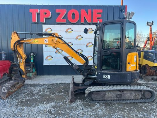 Bobcat E35 à 23 500 € HT - Minikotró: 2 kép. Bobcat E35 à 23 500 € HT - Minikotró: 2 kép.