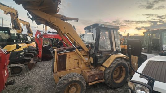 Caterpillar 428 à 13500 € HT - Kotrórakodó: 2 kép. Caterpillar 428 à 13500 € HT - Kotrórakodó: 2 kép.