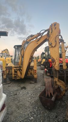 Caterpillar 428 à 13500 € HT - Kotrórakodó: 3 kép. Caterpillar 428 à 13500 € HT - Kotrórakodó: 3 kép.