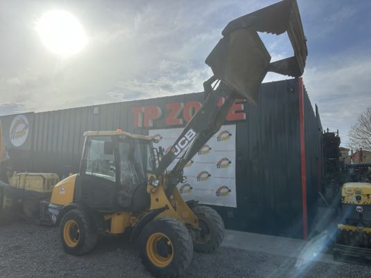 JCB 406 à 23500 € HT - Derékcsuklós rakodó: 3 kép. JCB 406 à 23500 € HT - Derékcsuklós rakodó: 3 kép.
