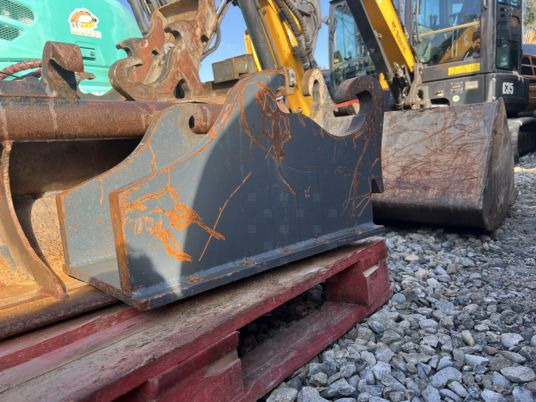 Platine à boulonner mecalac Connect - Gyorscsatlakozó: 4 kép. Platine à boulonner mecalac Connect - Gyorscsatlakozó: 4 kép.