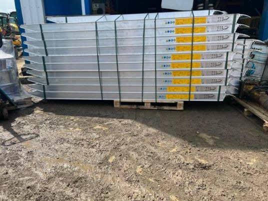 Rampes de chargement Alu - Rakodó rámpa: 1 kép. Rampes de chargement Alu - Rakodó rámpa: 1 kép.
