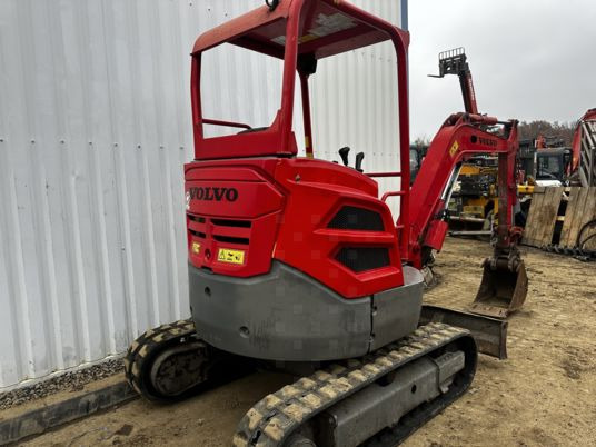 Volvo ECR25D Canopy - Minikotró: 1 kép. Volvo ECR25D Canopy - Minikotró: 1 kép.