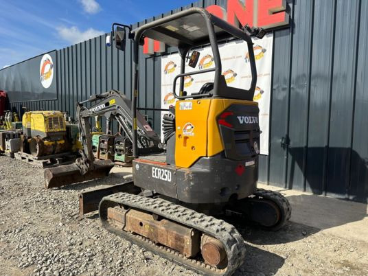 Volvo ECR25D à 23900 euros HT - Minikotró: 4 kép. Volvo ECR25D à 23900 euros HT - Minikotró: 4 kép.