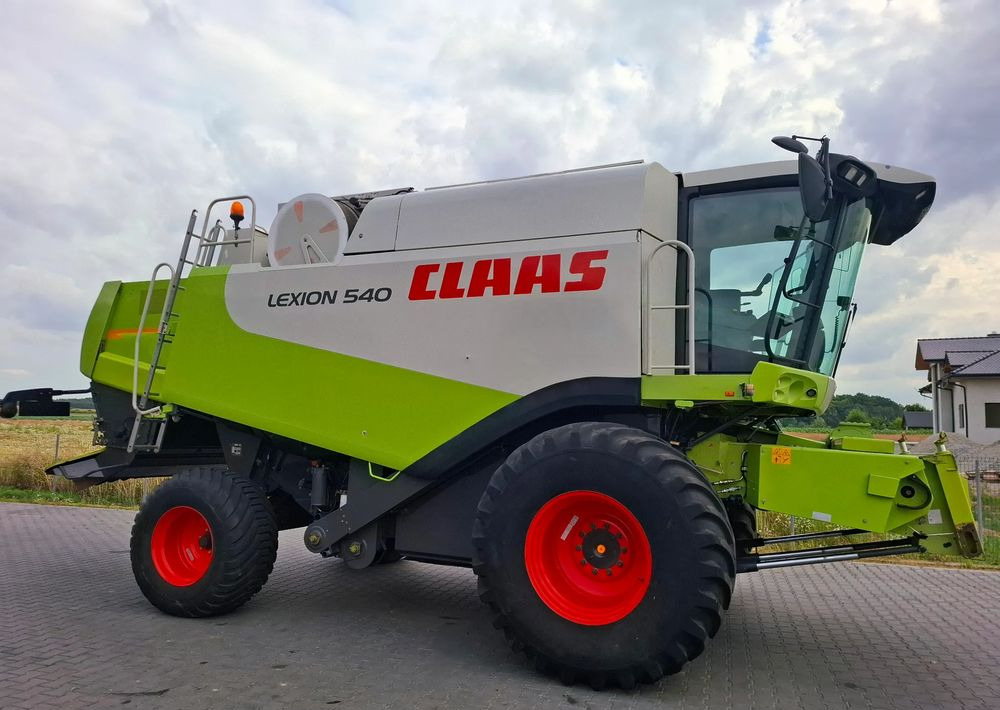 Claas Lexion 540 heder 6.6 m, Nie Malowany, Stan Bardzo Dobry - Kombájn: 3 kép. Claas Lexion 540 heder 6.6 m, Nie Malowany, Stan Bardzo Dobry - Kombájn: 3 kép.