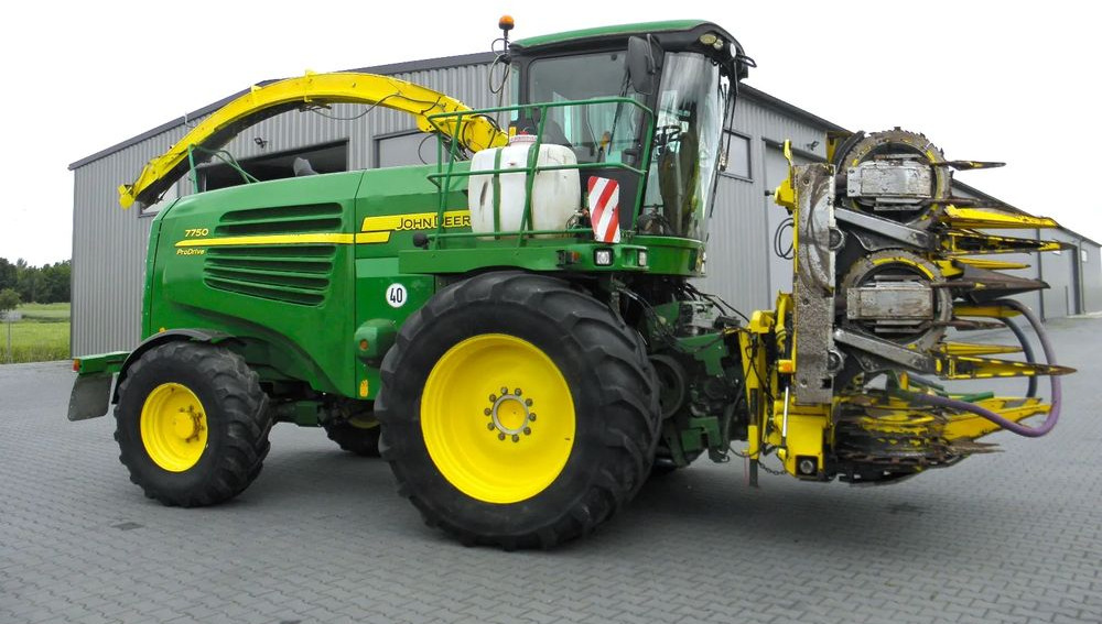 John Deere 7750 ProDrive 2008 Rok, +Kemper 375, +podbieracz do traw, Nie Malowany, Stan Bardzo Dobry - Önjáró szecskázógép: 3 kép. John Deere 7750 ProDrive 2008 Rok, +Kemper 375, +podbieracz do traw, Nie Malowany, Stan Bardzo Dobry - Önjáró szecskázógép: 3 kép.
