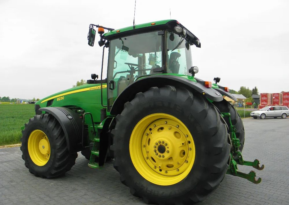 John Deere 8230 POWERSHIFT , Amortyzowna przednia os, Nie Malowany , Stan Bardzo Dobry - Traktor: 4 kép. John Deere 8230 POWERSHIFT , Amortyzowna przednia os, Nie Malowany , Stan Bardzo Dobry - Traktor: 4 kép.