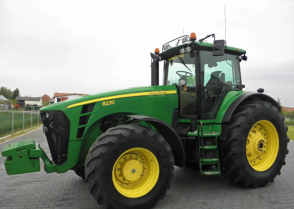 John Deere 8230 POWERSHIFT , Amortyzowna przednia os, Nie Malowany , Stan Bardzo Dobry - Traktor: 3 kép. John Deere 8230 POWERSHIFT , Amortyzowna przednia os, Nie Malowany , Stan Bardzo Dobry - Traktor: 3 kép.