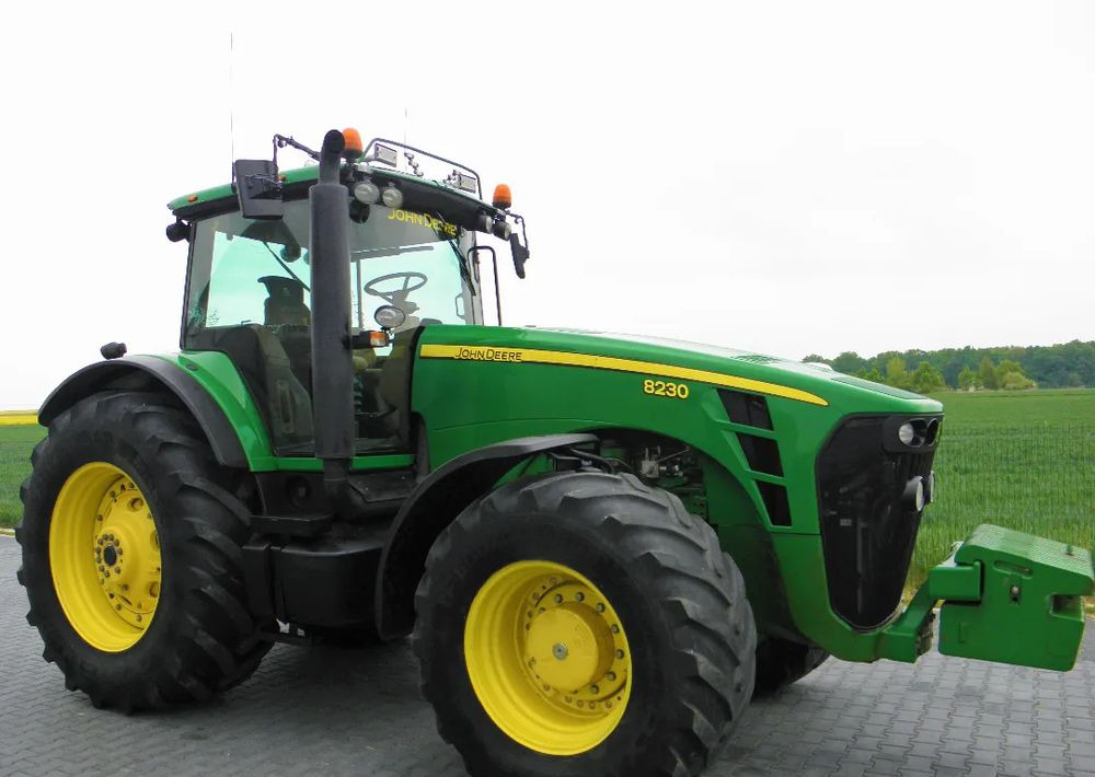 John Deere 8230 POWERSHIFT , Amortyzowna przednia os, Nie Malowany , Stan Bardzo Dobry - Traktor: 2 kép. John Deere 8230 POWERSHIFT , Amortyzowna przednia os, Nie Malowany , Stan Bardzo Dobry - Traktor: 2 kép.