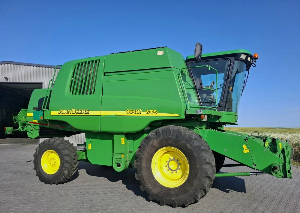 John Deere WTS 9640i 2005 Rok, heder 6,1m, Stol do rzepaku, Nie Malowany, Stan Bardzo Dobry - Kombájn: 2 kép. John Deere WTS 9640i 2005 Rok, heder 6,1m, Stol do rzepaku, Nie Malowany, Stan Bardzo Dobry - Kombájn: 2 kép.